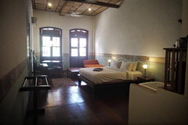 Ren I Tang Heritage Inn Джорджтаун Экстерьер фото
